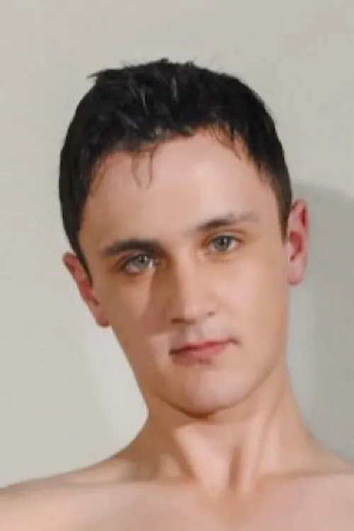 Dylan Dexter interpretando a