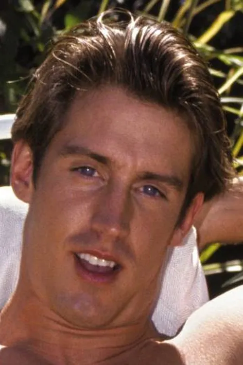 Dylan Fox interpretando a 