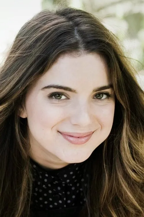 Dylan Gelula interpretando a Kala