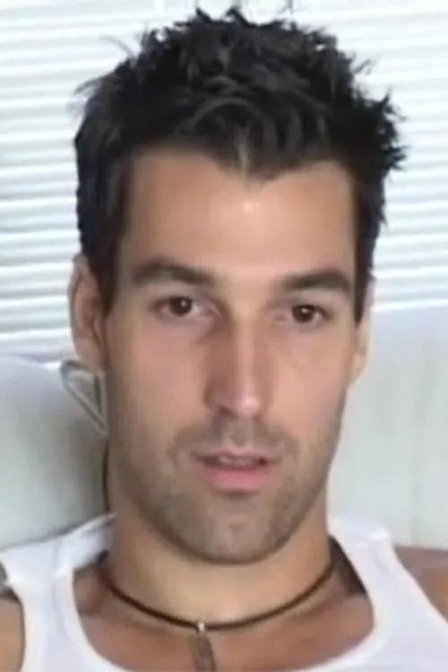 Dylan Jordan interpretando a Lance