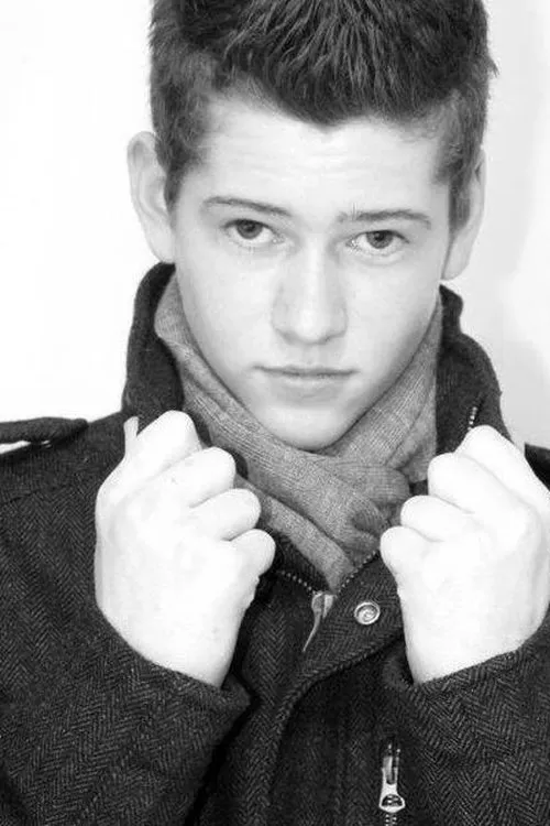 Dylan Van Wylick interpretando a Brent