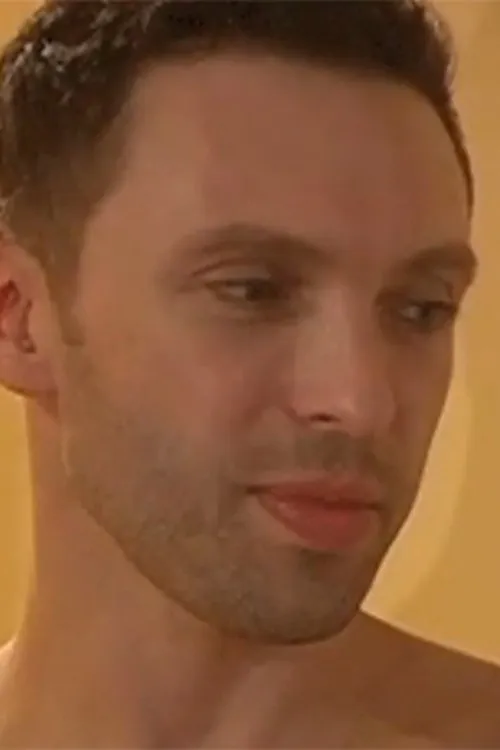 Dylan West interpretando a