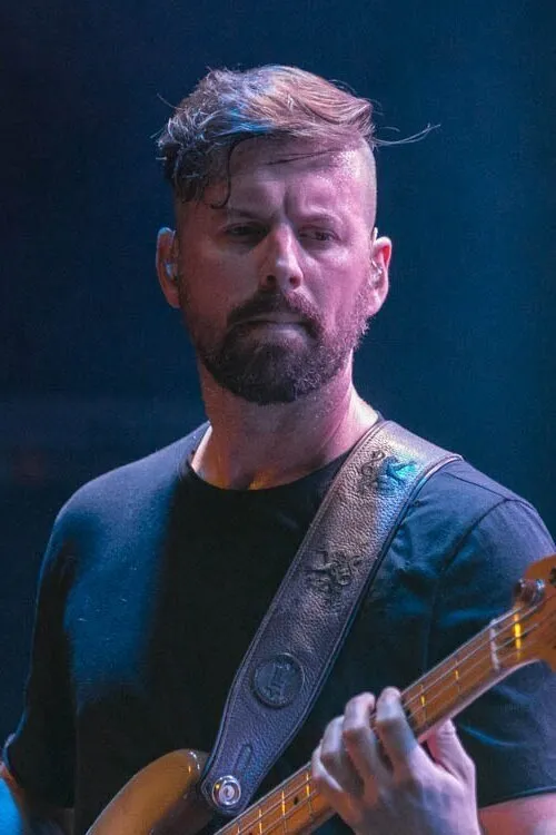 Dylan Wilson interpretando a Himself - bass guitar, vocals