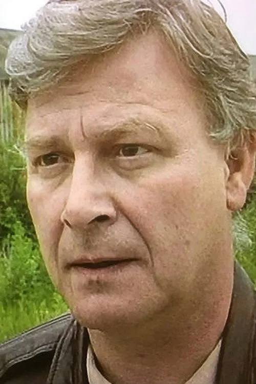 Eamon Boland interpretando a Mr Pickles