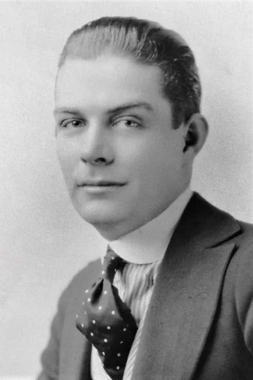 Earle Foxe interpretando a John D'Arcy