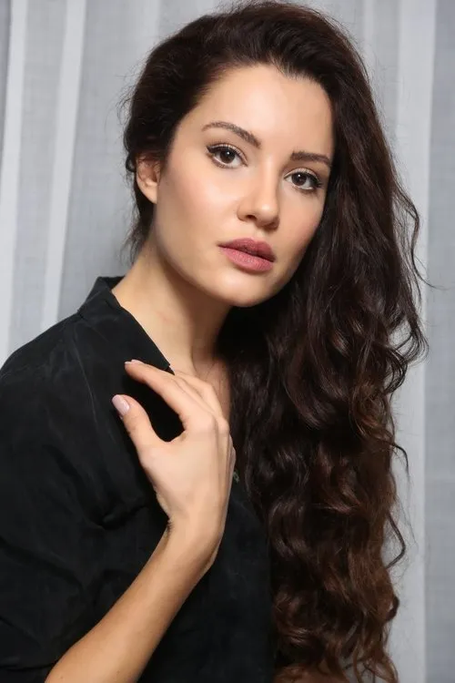 Ece İrtem en su biografía y filmografía