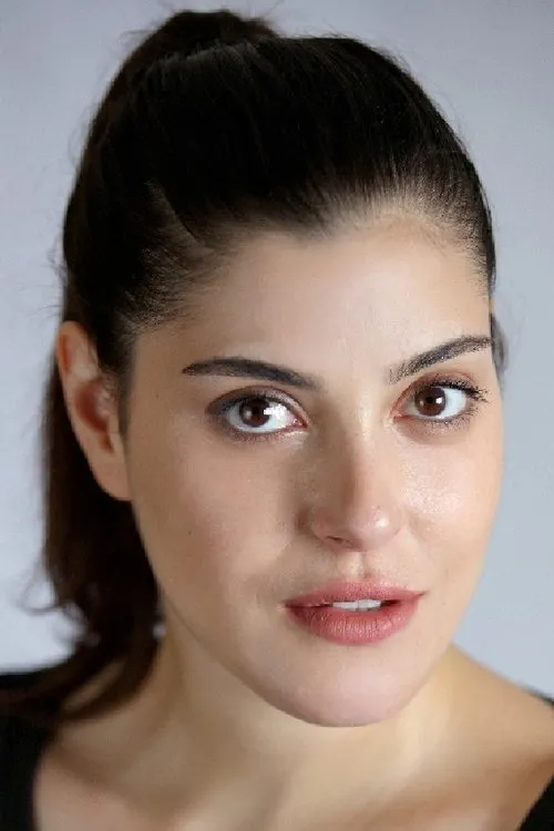 Ecem Akbin en su biografía y filmografía