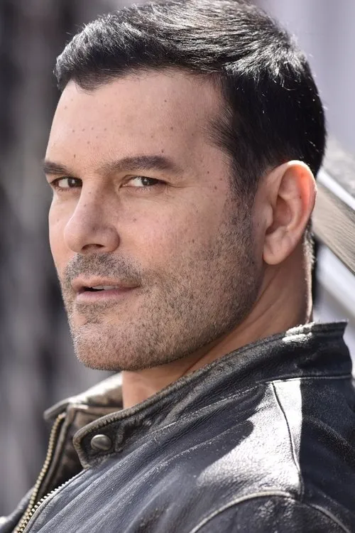 Ed Aristone interpretando a Rick