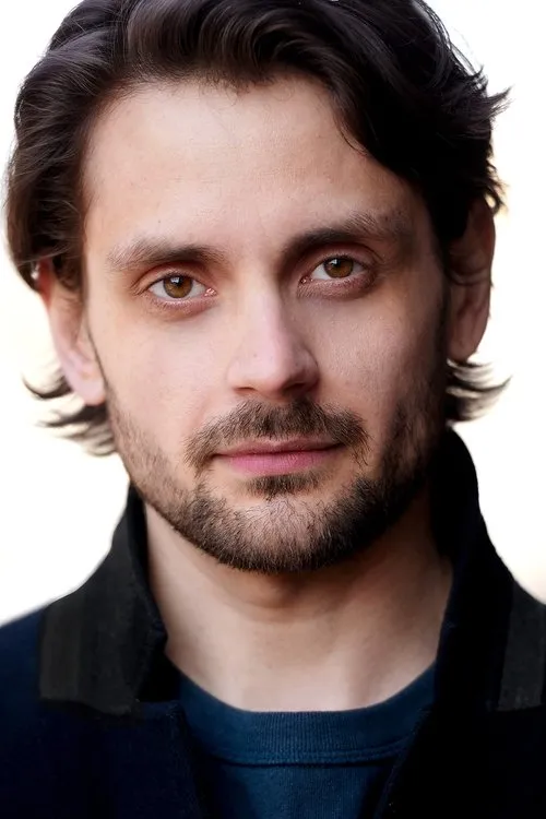 Ed Pinker interpretando a Prince Freddie