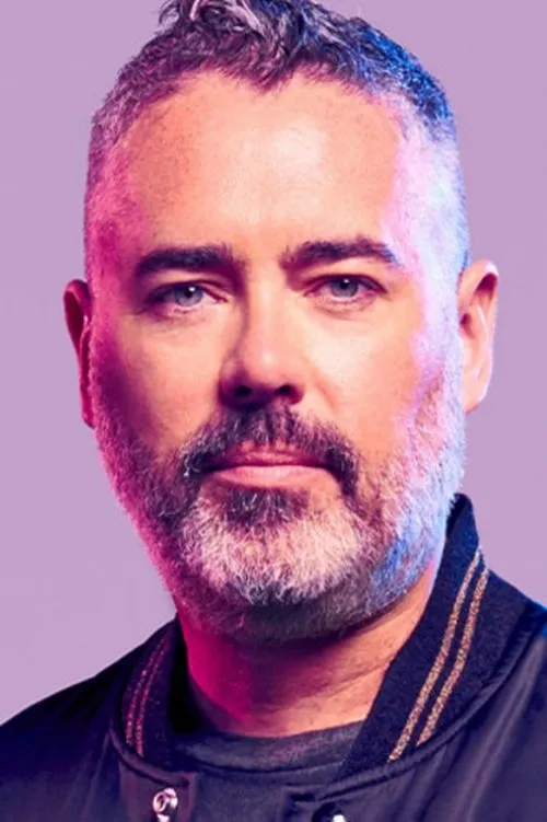 Ed Robertson interpretando a Self