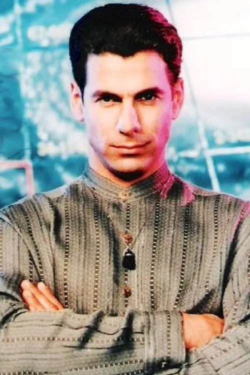 Ed Wasser interpretando a Dennis Gary