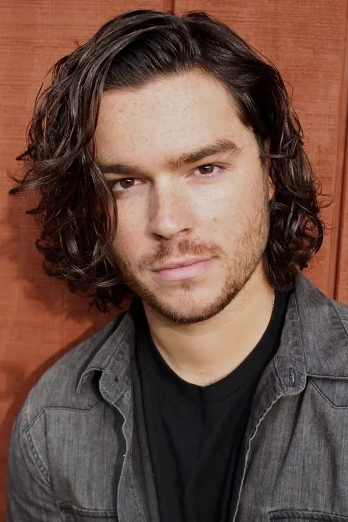 Eddie Alderson interpretando a Lucas Arno