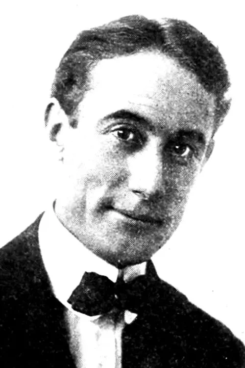 Eddie Barry interpretando a Prof. Leavitoff