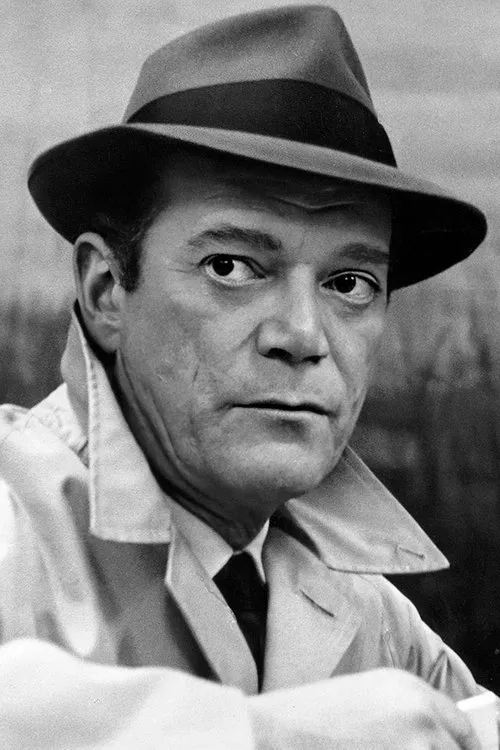 Eddie Constantine interpretando a Charlie