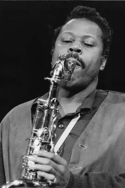 Eddie Davis interpretando a Pub customer