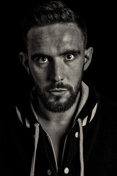 Eddie Dennis interpretando a Himself