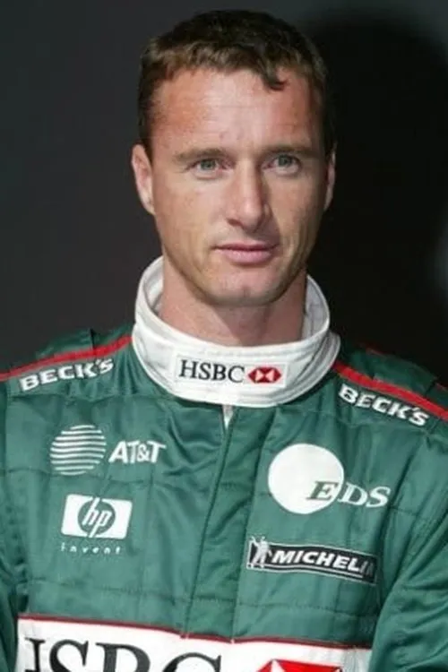 Eddie Irvine interpretando a Self
