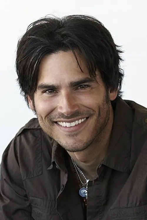 Eddie Matos interpretando a Gregory