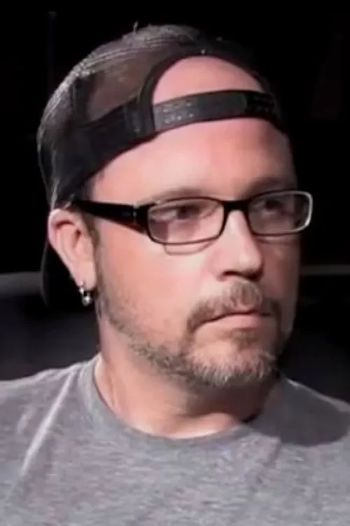 Eddie Powell interpretando a 