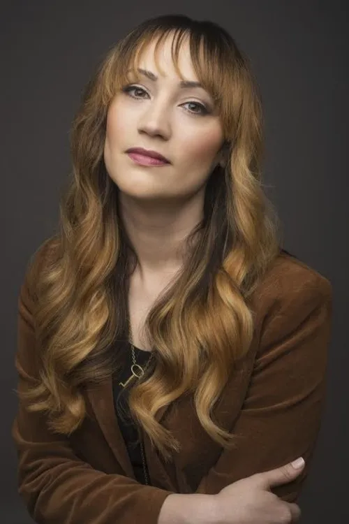 Eden Espinosa interpretando a Carol