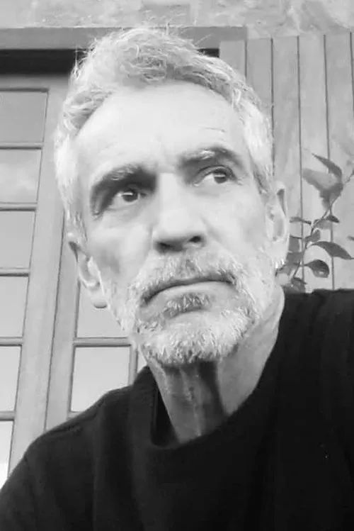 Edgar Amorim interpretando a Renato