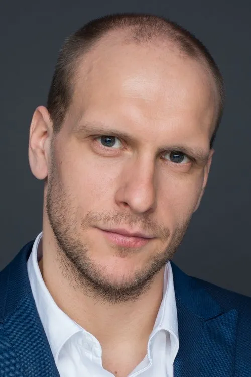 Эдгар Гизатуллин interpretando a security guard in the television center