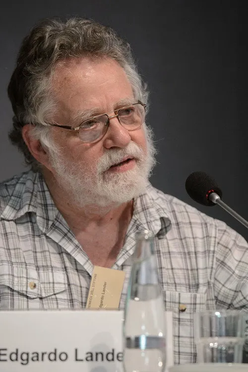 Edgardo Lander interpretando a Self - Professor & Historian