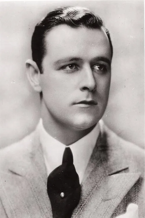 Edmund Burns interpretando a Clark