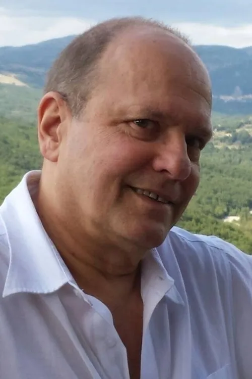 Edoardo Sala interpretando a Alfredo