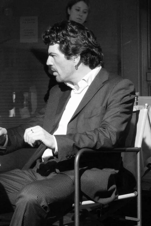 Edoardo Sguazzin interpretando a Omar