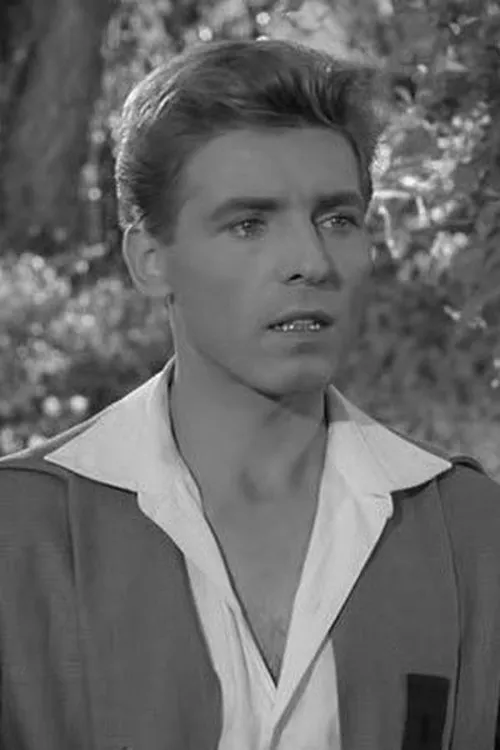 Edouard Dermithe interpretando a Jacques Cégeste