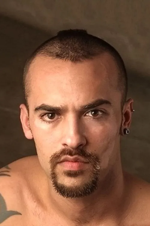 Eduardo Cortez interpretando a 