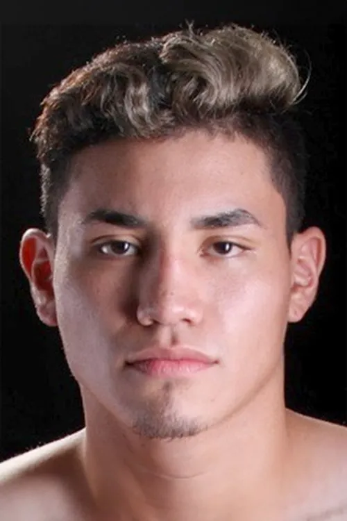 Eduardo Hernandez interpretando a Self