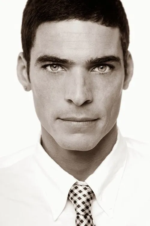 Eduardo Sobral interpretando a João