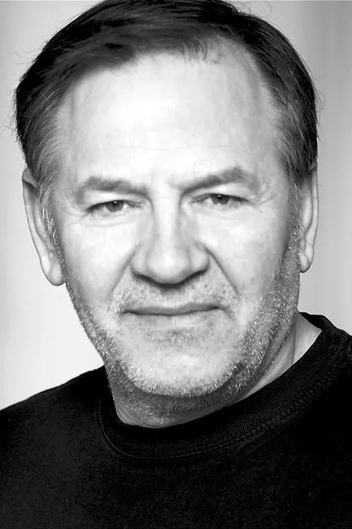 Eduart Makri interpretando a I papunë