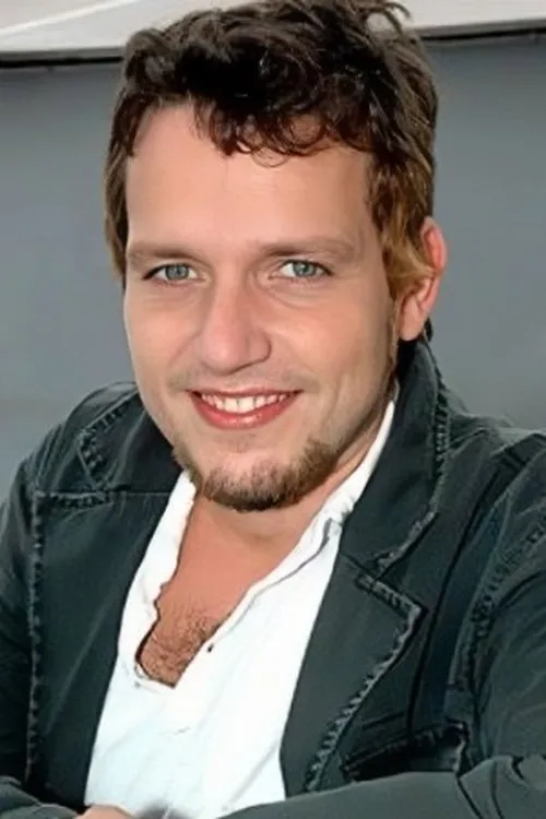 Edward Boggis interpretando a Amigo 1 de Gisá