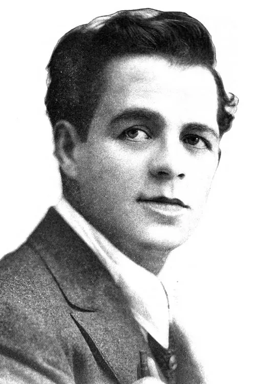 Edward Coxen interpretando a Walter A. Walker