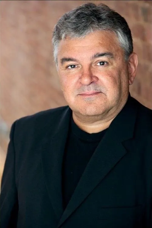 Edward Furs interpretando a Landlord (voice)