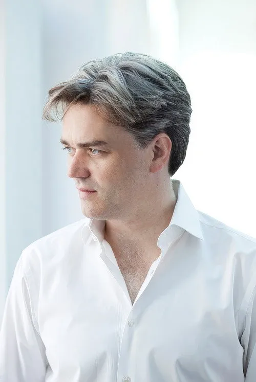 Edward Gardner interpretando a Conductor