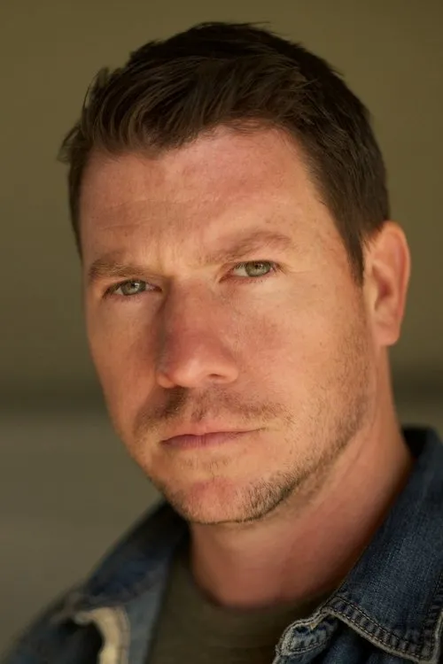 Edward Heegan interpretando a Mike