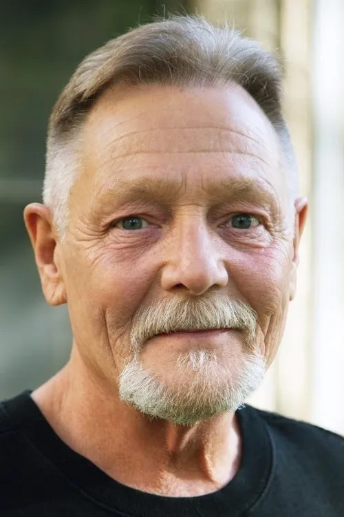 Edward Heeley interpretando a Reporter #2