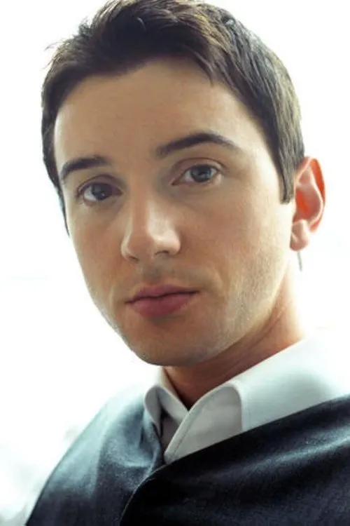 Edward Piccin interpretando a Fredi