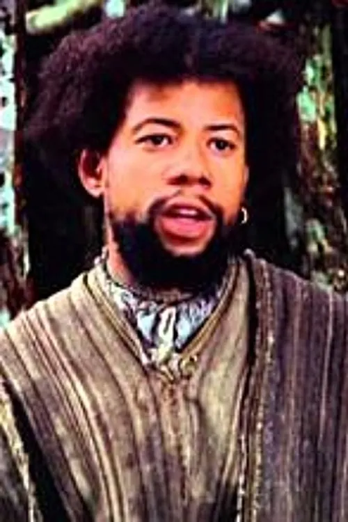 Edward Roland interpretando a Okello