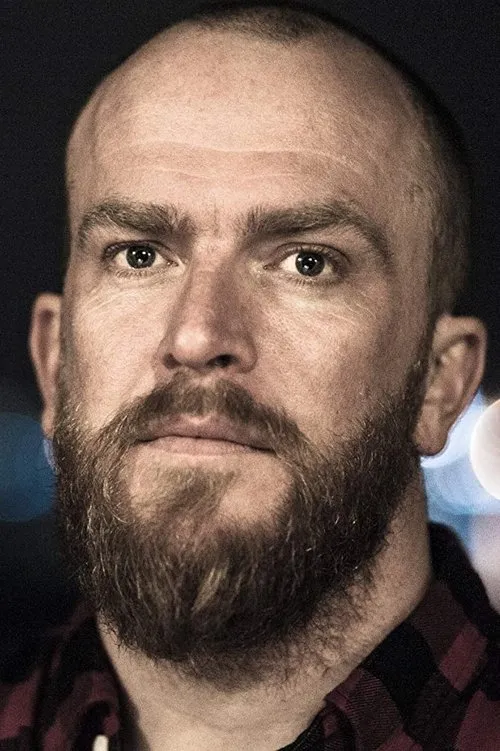 Edward Rowe interpretando a Pete