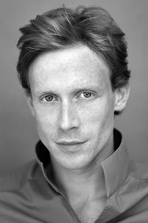 Edward Watson interpretando a 