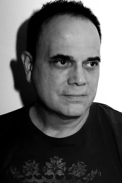 Edward Yankie interpretando a John Small