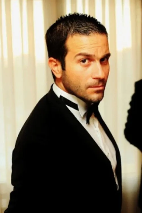 Efe Babacan interpretando a Hakan