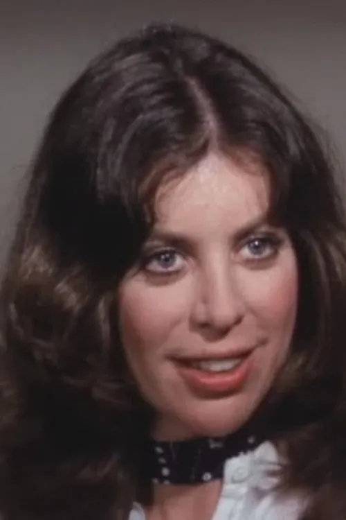 Elayne Heilveil interpretando a Airline Ticket Attendant