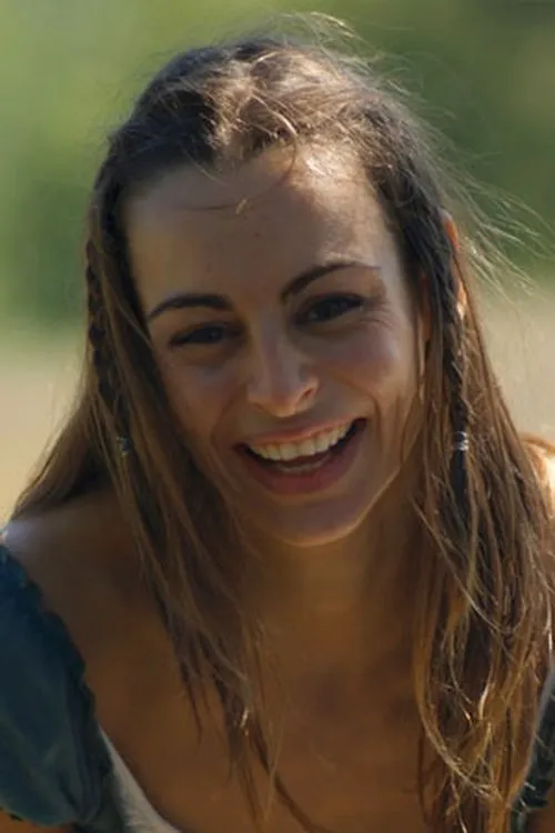 Elena Burani interpretando a Herself / Aerial acrobat