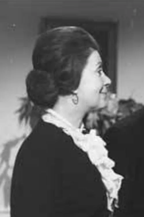 Elena Forte interpretando a Signora Carrei